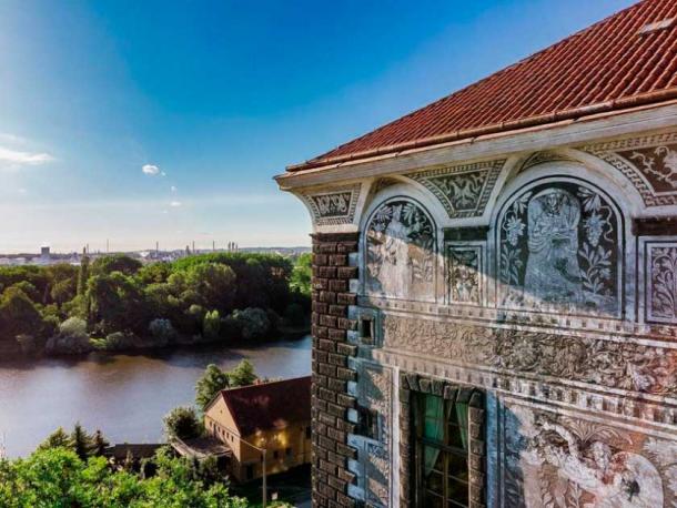 The corner of the Czech Republic’s 16th-century-AD Nelahozeves Castle, which belongs to the Czech family selling NFTs. This castle is a three-winged Renaissance chateau, featuring elaborate sgraffito designs that depict scenes from Greek mythology and the Old Testament. (The Lobowitz Collections)