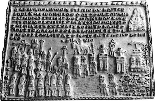 Soldados dacios y prisioneros romanos recibidos por sacerdotes en la puerta de la fortaleza de Sarmizegetusa.  (vatra-daciei.ro)