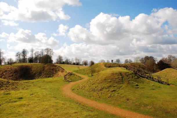Entrance to Danebury hill fort. (benjgibbs/ CC BY 2.0)