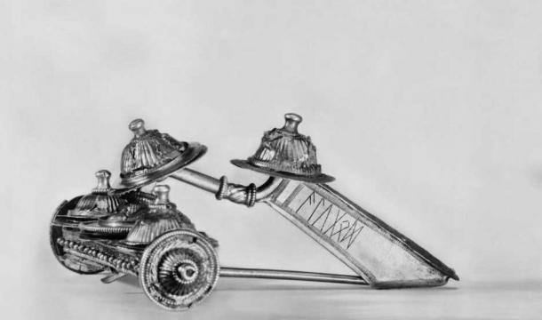 Danish newspapers removed the swastika from the Værløse brooch when it was first reported after the Second World War. (Image: National Museum of Denmark)