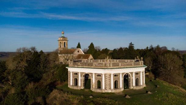 The Dashwood Mausoleum with St. Lawrence’s Church tower behind. (matt/ Adobe Stock)