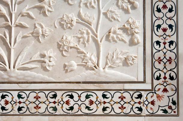 Detalle decorativo del Taj Mahal con patrón de pietra dura y mármol (insalatemodo / Adobe Stock)