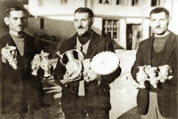 The Deikov brothers holding the Panagyurishte Treasure in 1949. (Simiprof / CC BY-SA 4.0)