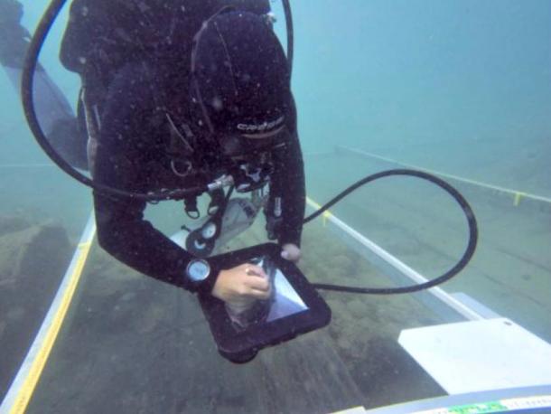The Department of Anthropology at the University of Southern California has contributed some iPads in watertight boxes with which scientists can draw underwater in real time.