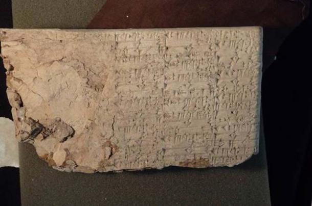 En 2017, el Departamento de Justicia anunció una acción civil para confiscar miles de artefactos iraquíes antiguos importados por Hobby Lobby para su Museo de la Biblia, incluida esta tablilla cuneiforme. (Departamento de Justicia)