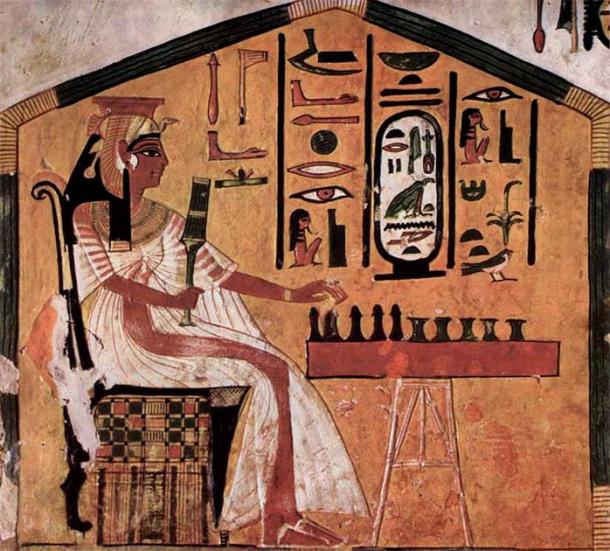 Απεικόνιση της αρχαίας Αιγύπτου βασίλισσας που παίζει το Σενέτ («Παιχνίδι του Θανάτου») από τον τάφο της Νεφερτάρι, συζύγου του Ραμσή Β'.  (δημόσιος τομέας)