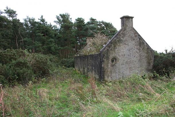 Derelict modern ‘but and ben’ house near Lochhill, Scotland. (Des Colhoun / CC BY-SA 2.0)