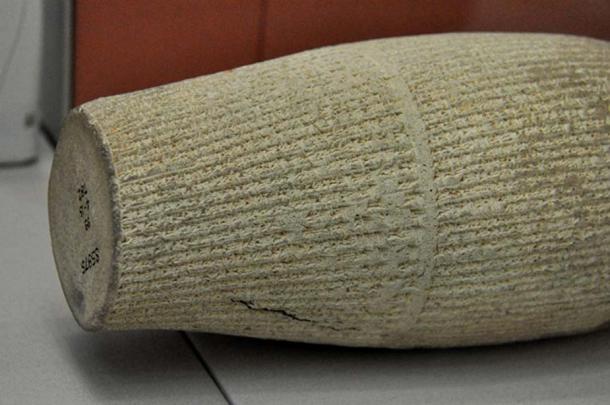 Λεπτομέρεια ενός κυλίνδρου από τερακότα του Ναβουχοδονόσορα Β', που καταγράφει τα έργα οικοδομής και ανοικοδόμησης στη Βαβυλώνα. 604–562 π.Χ. Από τη Βαβυλώνα του Ιράκ, που στεγάζεται στο Βρετανικό Μουσείο. (CC BY-SA 4.0)