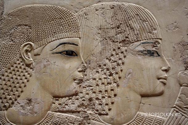 Detail of guests at a banquet scene from the tomb of vizier Ramose (TT55) who served under both Amenhotep III and Akhenaten. As a result, this unfinished tomb which is notable for its high quality art in both the traditional and Amarna styles, gives Egyptologists evidence of the different stages of carving and decorating a tomb. New Kingdom, 18th Dynasty. Sheikh Abd el-Qurna, part of the necropolis in West Thebes.