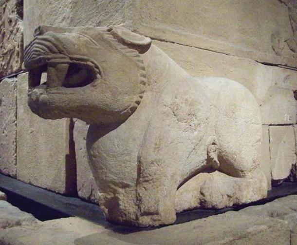 Detail of one of the lions. 