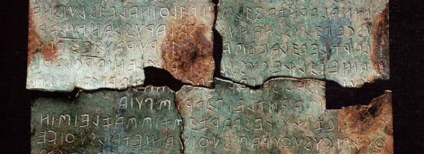 Detail of the tablet. 
