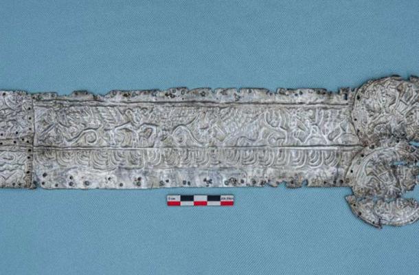 Detalle de la placa escita de plata que representa criaturas fantásticas. Crédito de la imagen: Instituto de Arqueología RAS