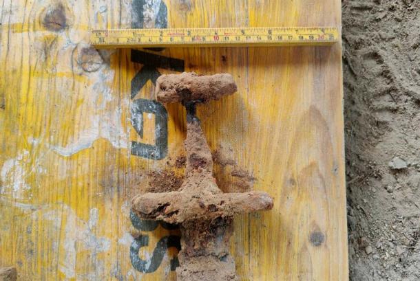 (Right) Detail of the hilt, the handle of the sword, which reveals that this sword is from the Viking Age. (Joakim Wintervoll/Science Norway)