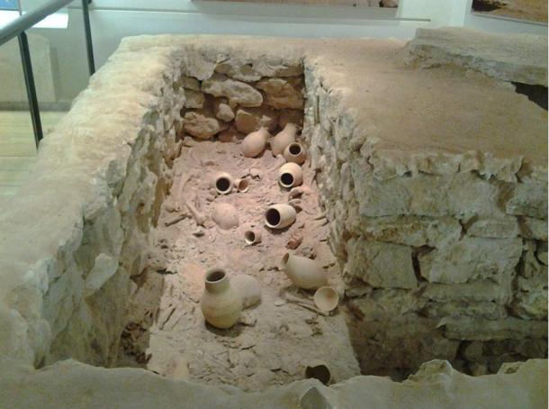 Reconstruction of a Dilmun mass grave at the Bahrain National Museum. 
