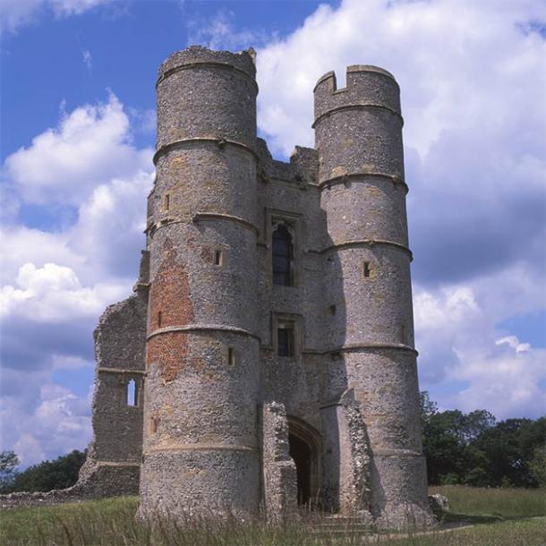 Distinctive gatehouse of Donnington Castle, England (nickos / Adobe Stock)