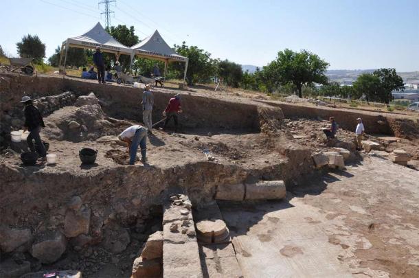 One of the Doliche dig teams working on an ancient Roman building. (The Doliche Diaries)