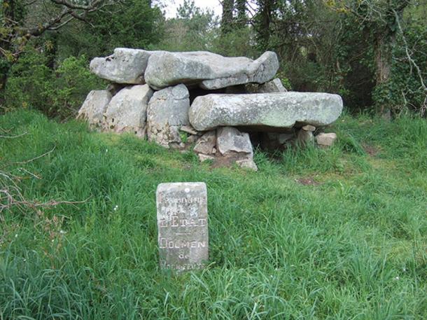 Dolmen near Carnac, France, known as "Roch-Feutet" or "er-Roc'h-Feutet". (Stevage/CC BY SA 3.0)