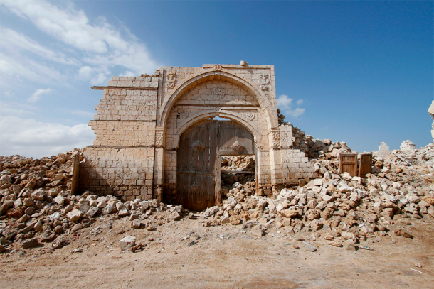 Puerta de un edificio otomano en ruinas. Suakin es una ciudad llena de edificios en ruinas y escombros. (Knovakov/Adobe Stock)