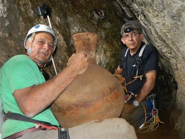 Dr Danny Syon (right) and Dr Yinon Shivtiel in the cave. Image: Omri Gaster / Israel Antiquities Authority