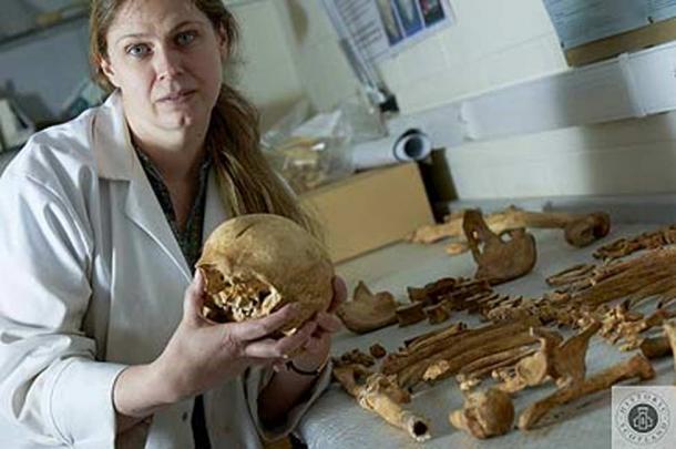 Dr Jo Buckberry with the skeleton of the Stirling knight.