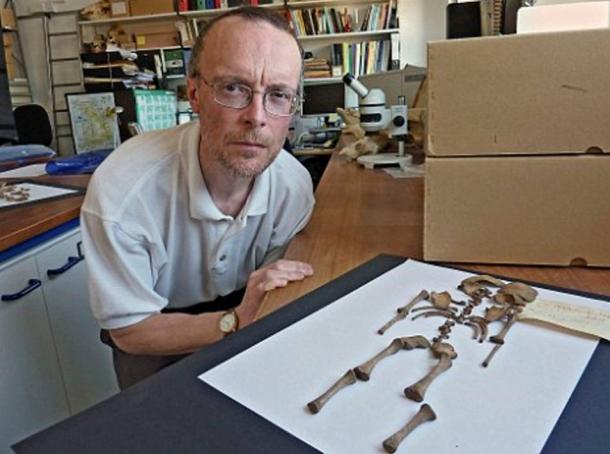 El Dr. Simon Mays, un biólogo esquelético de English Heritage, ha examinado los huesos infantiles romanos de Hambleden.