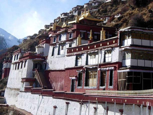 Drigung Monastery in Maizhokunggar County, Lhasa, Tibet was founded in 1179 AD. Traditionally it has been the chief seat of the Drikung Kagyu tradition of Tibetan Buddhism and it is famous for its performance of ‘sky burials’. (Alberrosidus/CC BY SA 3.0)