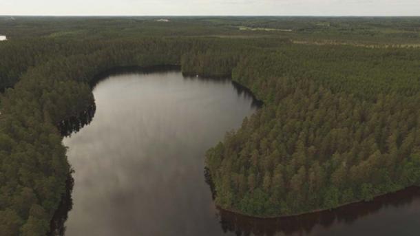 Drone photo over Kammarlahti. The raft anchored in the research area. Image: Jesse Jokinen/Museovirasto.
