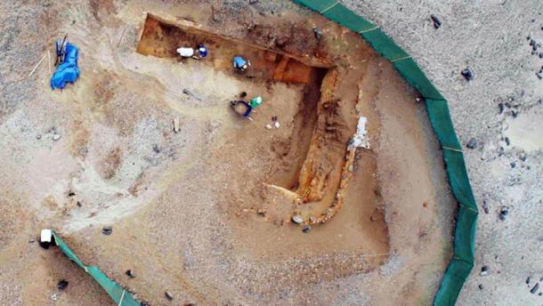 Vista desde un dron de los restos y la arquitectura de un edificio de adobe de 5.100 años de antigüedad durante las excavaciones en Los Morteros en la costa norte de Perú. (Pontificia Universidad Católica del Perú)
