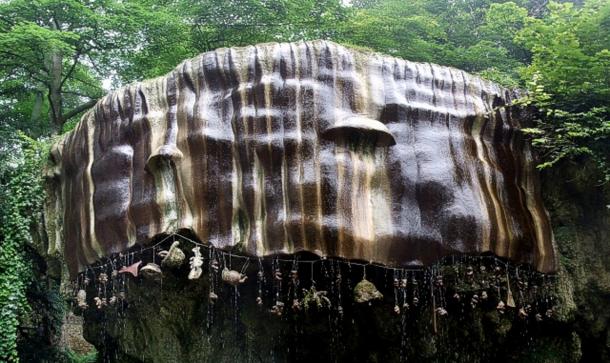 El pozo de caída adyacente a la cueva de Old Mother Shipton en la orilla suroeste del río Nidd en Knaresborough.