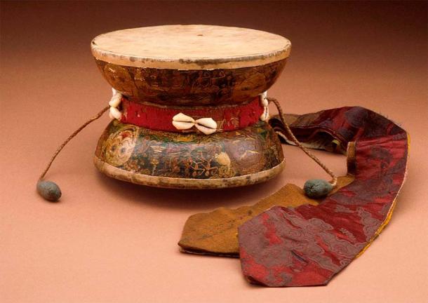 Drums are made of wood with skin and cowry shells, cotton and silk fittings. (Public Domain)