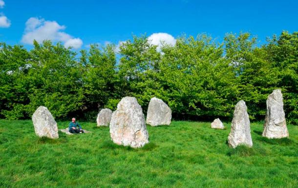 Duloe Stone Ring, Cornwall. Duloe stone circle or Duloe circle is a stone circle near the village of Duloe, located 5 miles (8.0 km) from Looe in southeast Cornwall, England. (Sacredsites.com)