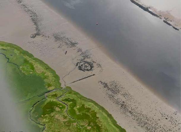 The Dumbuck Crannog can be seen here from the air. It is the circular shape just above the straight line of stones. (Historic Environment Scotland)