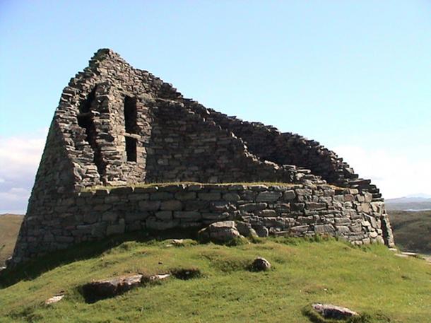 Dun Carloway Broch, Lewis, Scotland. Another fort that has areas of vitrification. (Public Domain)