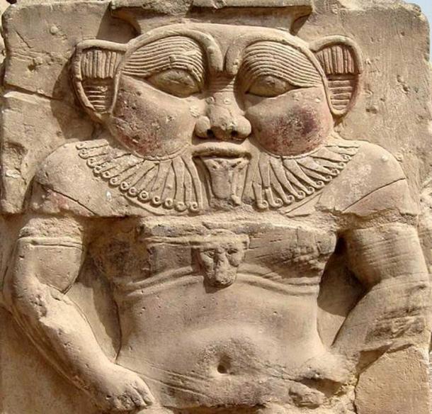 Enanos en el Antiguo Egipto: este relieve del dios enano Bes se encontró junto a la puerta norte romana del complejo del templo en Dendera, Egipto. (Olaf Tausch / CC BY 3.0)