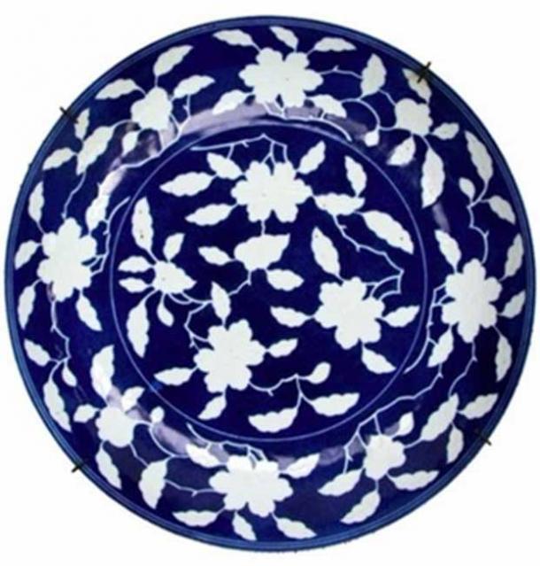 Early Ming dynasty Chinese plate used reverse blue design technique. Image: Hanson's auctioneers.