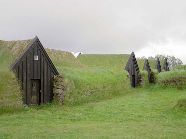 Earth covered turf homes in Keldur, Iceland. These were built in 1193 and are supposedly the oldest buildings in Iceland. (CC BY-SA 3.0)