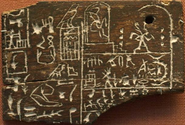 Ebony label EA 32650 from Den’s tomb. The upper right register depicts king Den twice: at the left he is sitting in his Heb Sed pavilion, at the right he is running a symbolic race around D-shaped markings. 1st Dynasty. (Photo: CaptMondo) British Museum. (CC BY-SA 3.0)