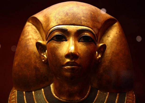 Máscara funeraria egipcia dorada brillante.