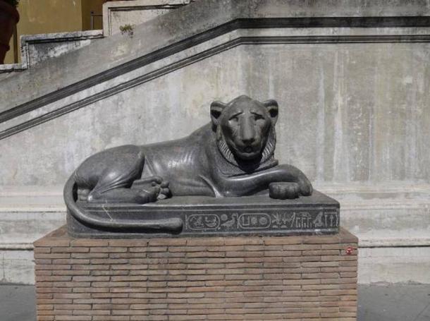 Una estatua de un león egipcio.