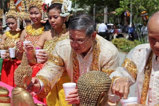 Antiguos miembros de la comunidad realizan un ritual para el Año Nuevo camboyano. (Sam Sith / CC BY-SA 2.0)