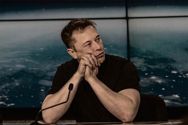 Elon Musk desató una tormenta de fuego cuando tuiteó que era obvio que los extraterrestres construyeron las pirámides. (Daniel Oberhaus/CC BY 2.0)