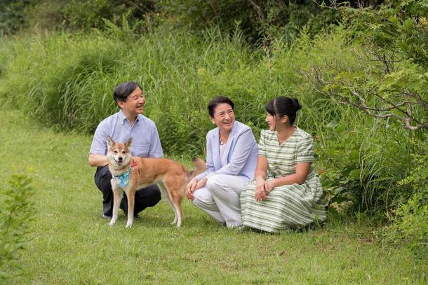 Emperor Naruhito, 61 years of age and his wife Empress Masako and their only child Princess Aiko (right). (Imperial Household Agency / CC BY 4.0)