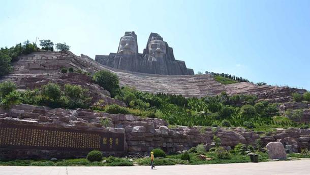 Stone Figures of Emperors Yandi and Huangdi, Yellow River Scenic Area, Zhengzhou, China. (夏至远行 / CC BY-SA 4.0)