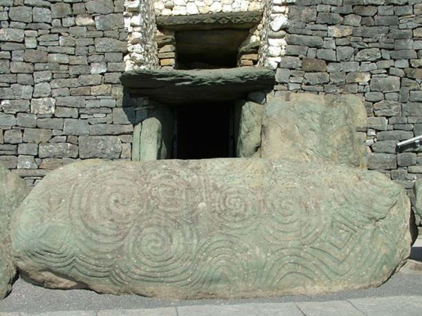 Entrance and roofbox at Newgrange. (Clemensfranz/CC BY 2.5)