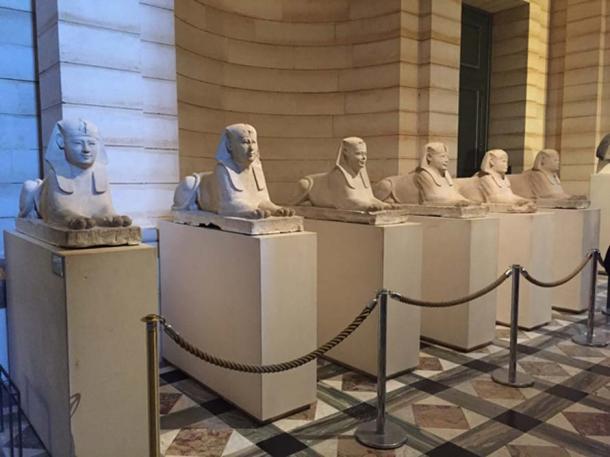 Esfinges de entrada.  Seis pequeñas esfinges bellamente talladas te dan la bienvenida al entrar en la parte egipcia del Louvre.  Cada uno tiene la cara de un individuo de Asia.  (Foto del autor).