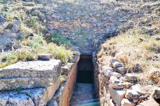 Entrance to one of the jedars (CC BY-SA 4.0)