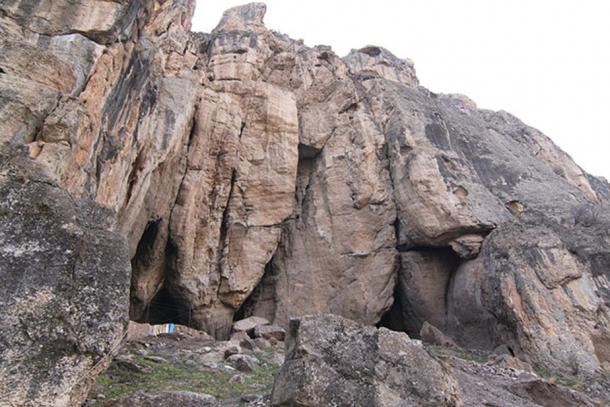 Entrada a la cueva Areni-1 en el sur de Armenia, cerca de la ciudad de Areni. La cueva es donde se ha encontrado el zapato más antiguo conocido del mundo.