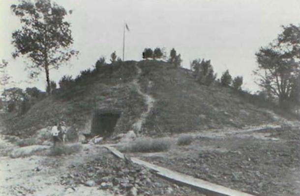 Entrance to the Spearhead Mound looking East. (James L. Murphy)