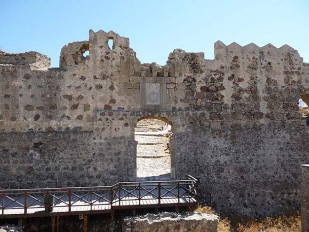 Entrance to the castle ruins near Antimachia on Kos island. (Greece) (JD554/CC BY SA 3.0)
