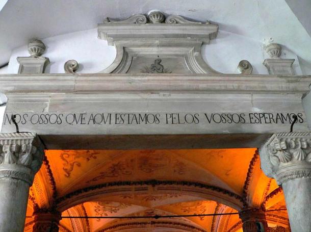 Entrée de la chapelle, avec le message